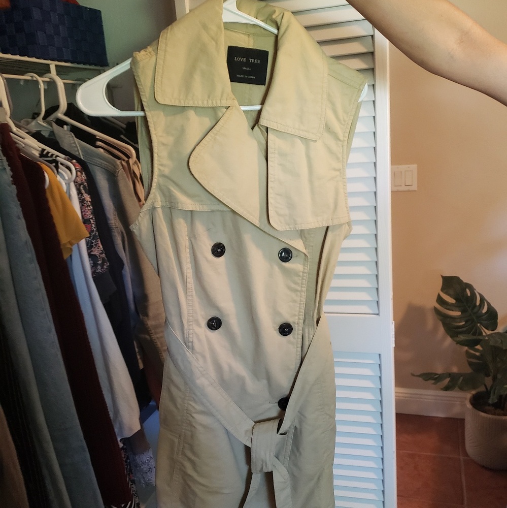 Really cute piece, only worn twice.